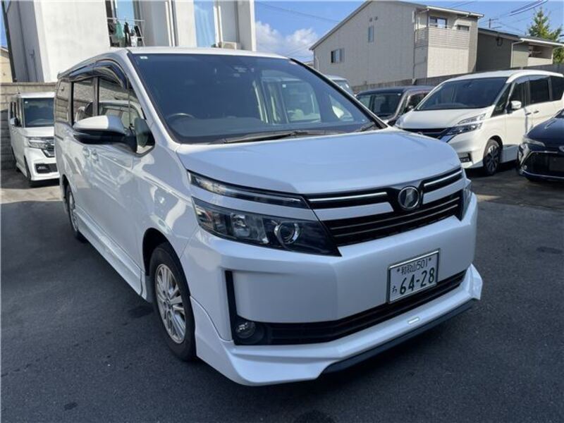 TOYOTA VOXY