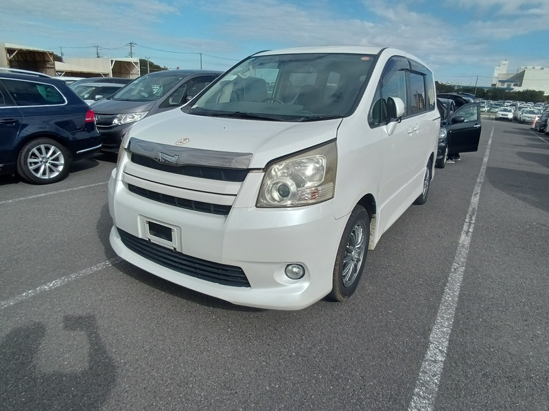 TOYOTA NOAH