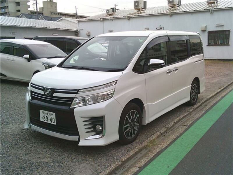TOYOTA VOXY