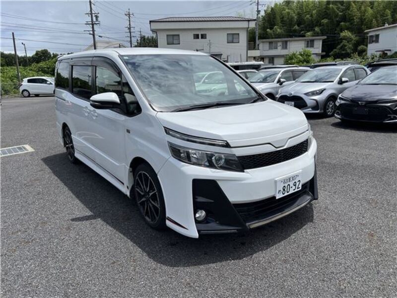 TOYOTA VOXY