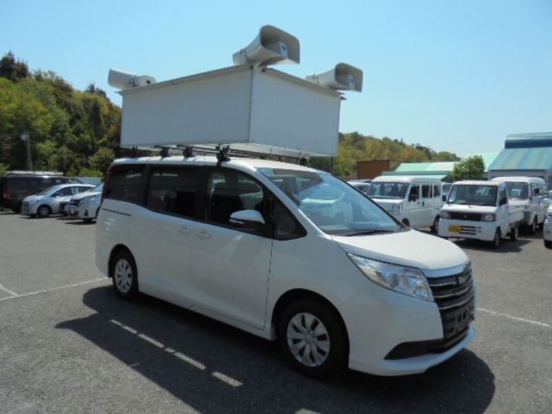 TOYOTA NOAH