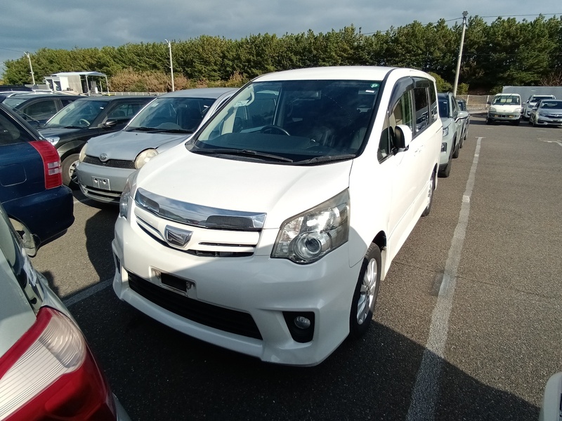 TOYOTA NOAH
