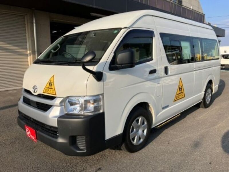 TOYOTA HIACE COMMUTER