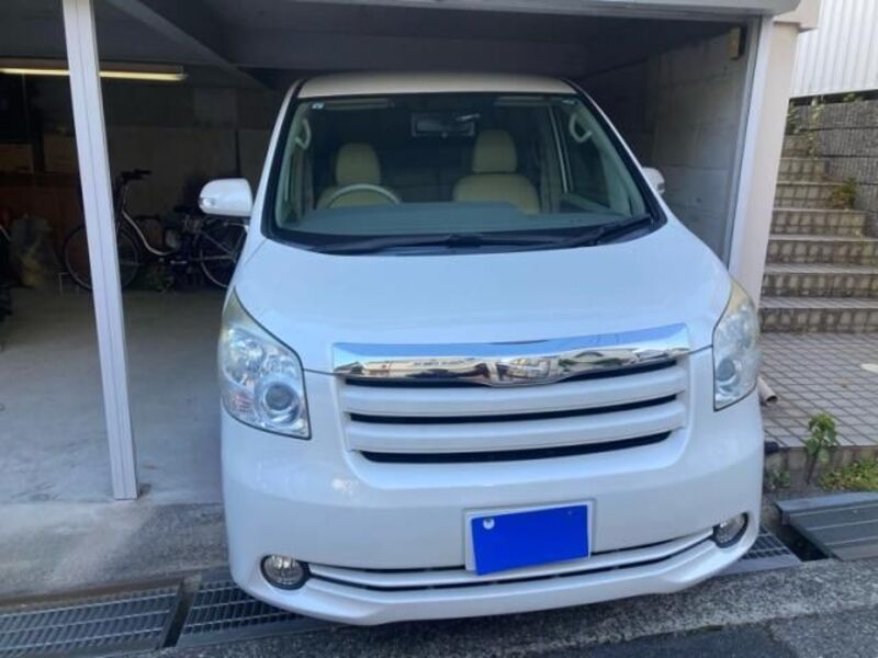 TOYOTA NOAH