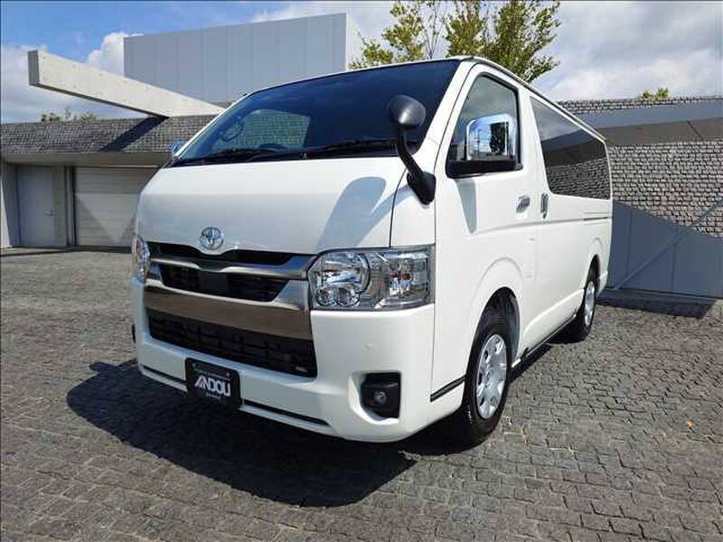 TOYOTA HIACE