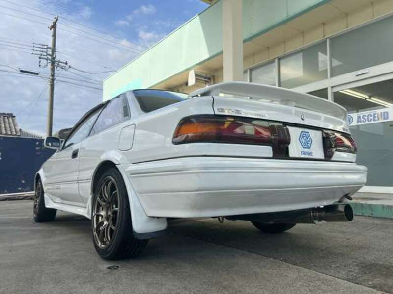 COROLLA LEVIN