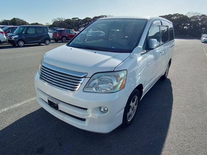 TOYOTA NOAH