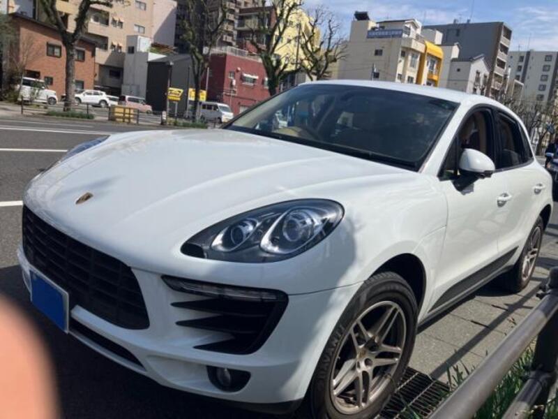 PORSCHE MACAN