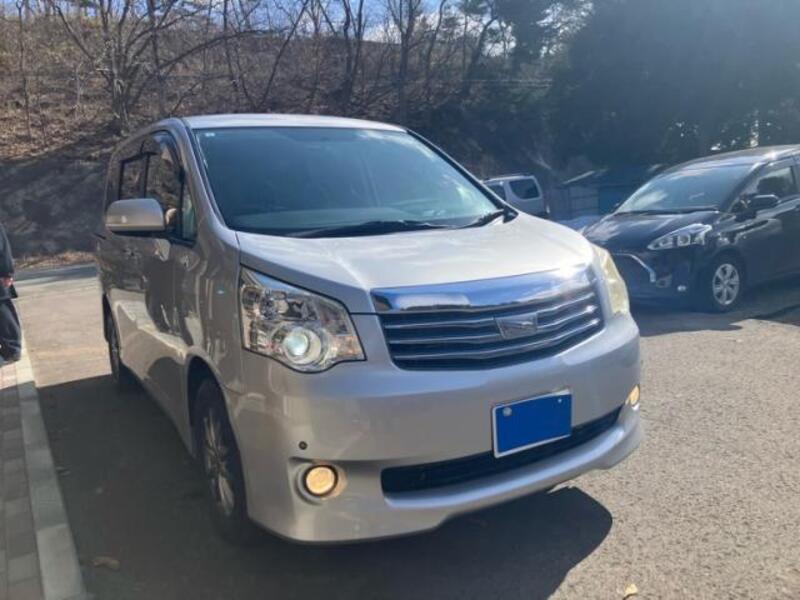 TOYOTA NOAH