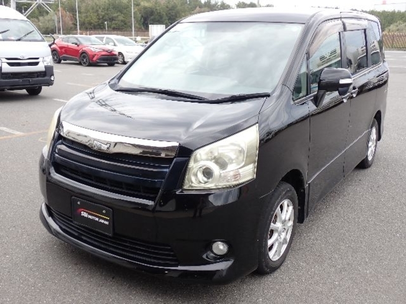 TOYOTA NOAH