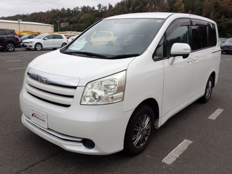TOYOTA NOAH