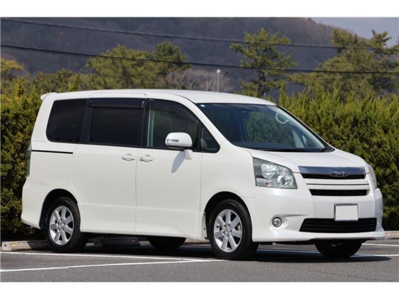 TOYOTA NOAH