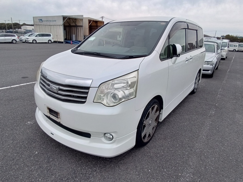TOYOTA NOAH
