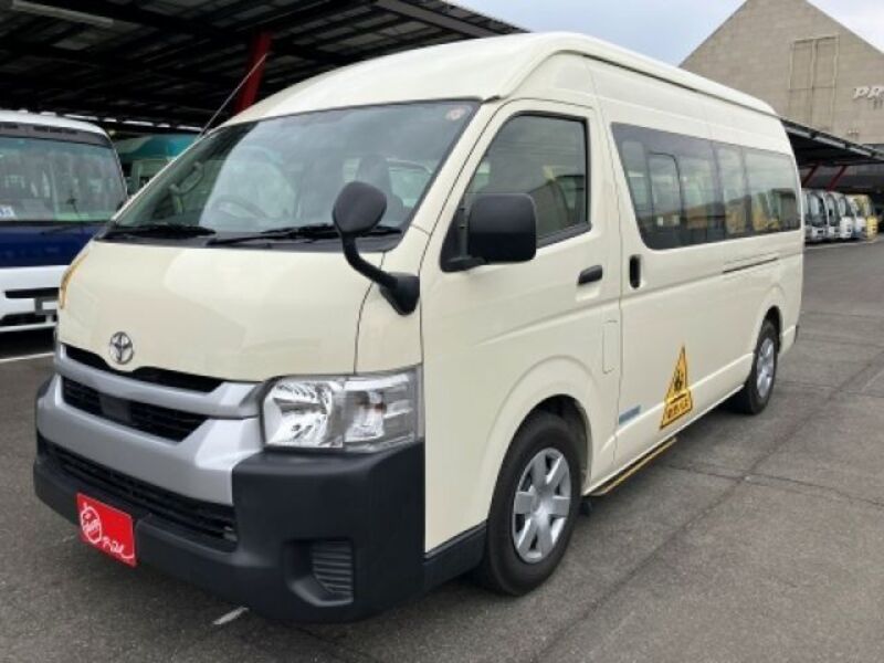 TOYOTA HIACE COMMUTER