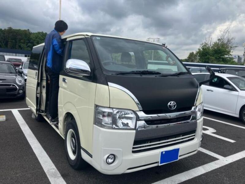 TOYOTA HIACE VAN