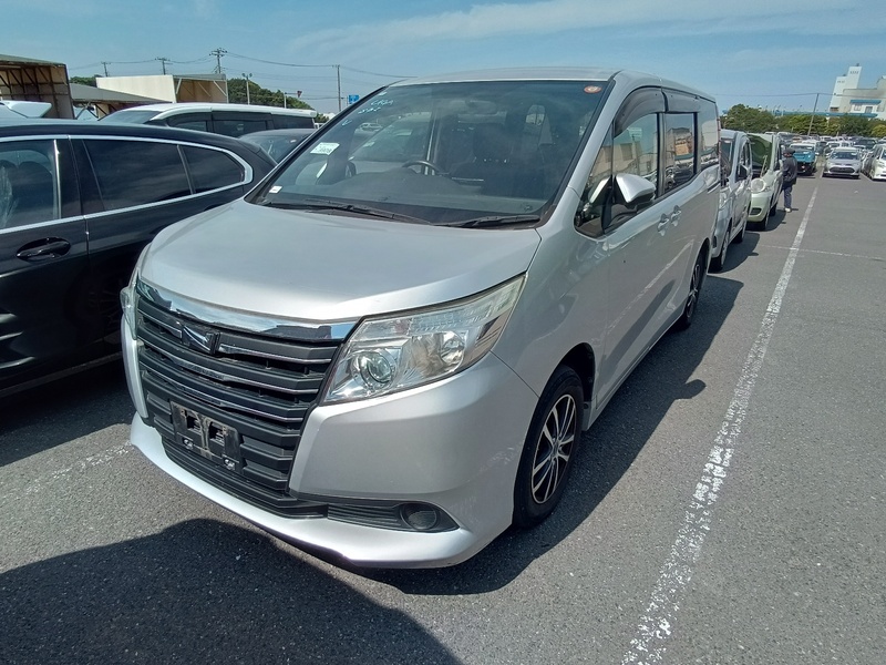 TOYOTA NOAH