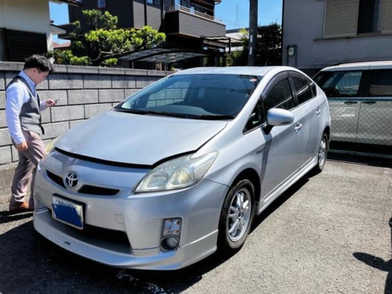 TOYOTA PRIUS