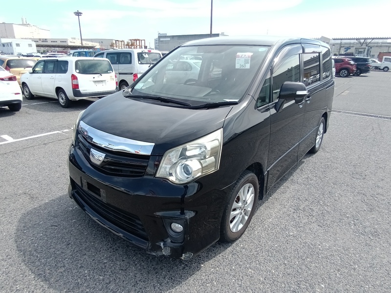 TOYOTA NOAH
