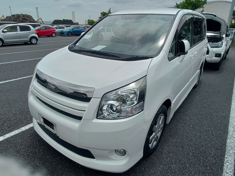 TOYOTA NOAH