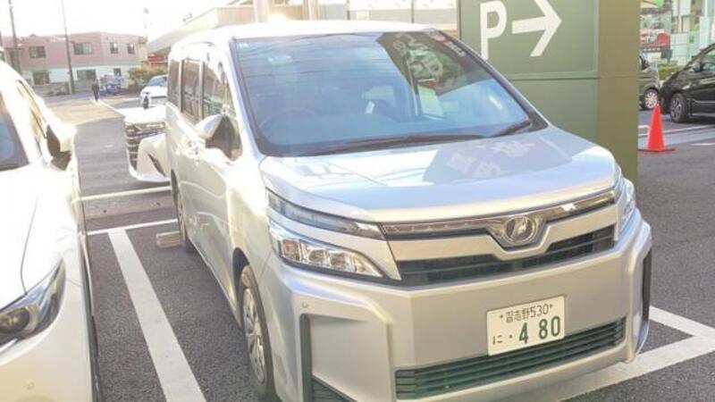 TOYOTA VOXY