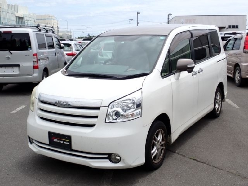 TOYOTA NOAH