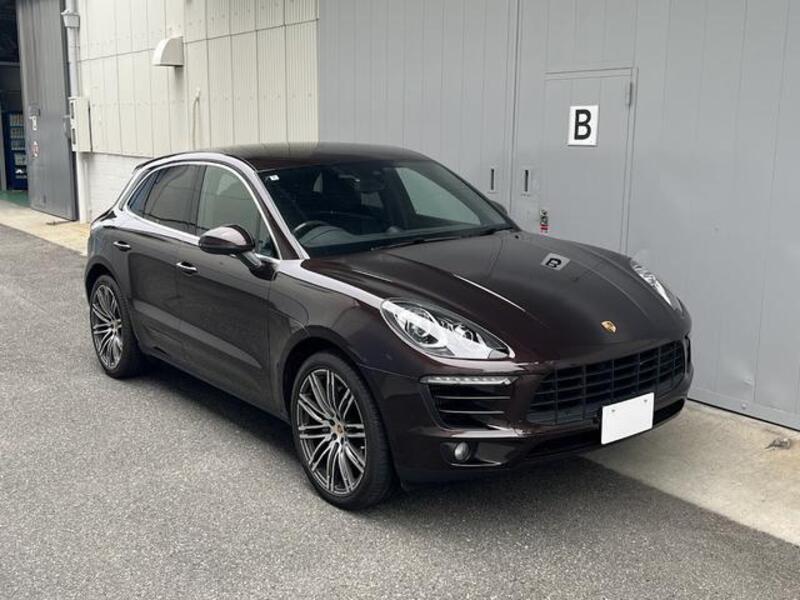 PORSCHE MACAN