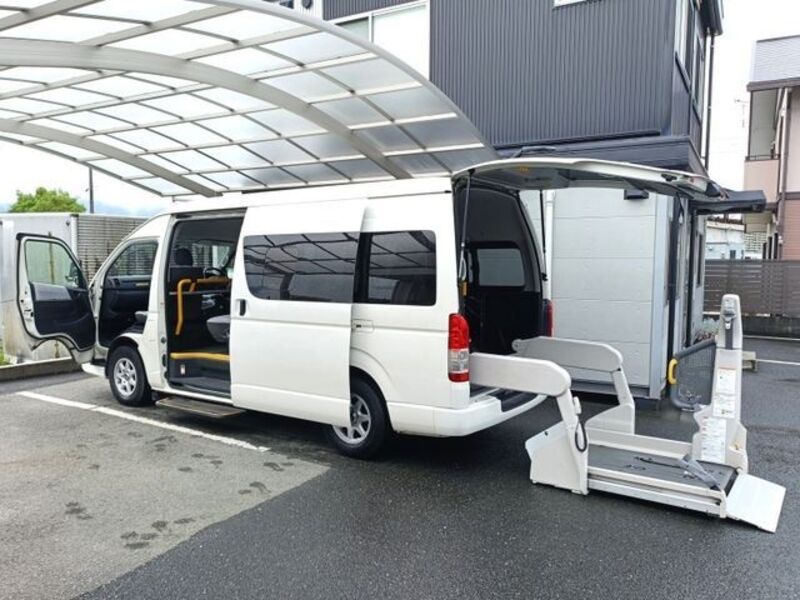 TOYOTA HIACE COMMUTER