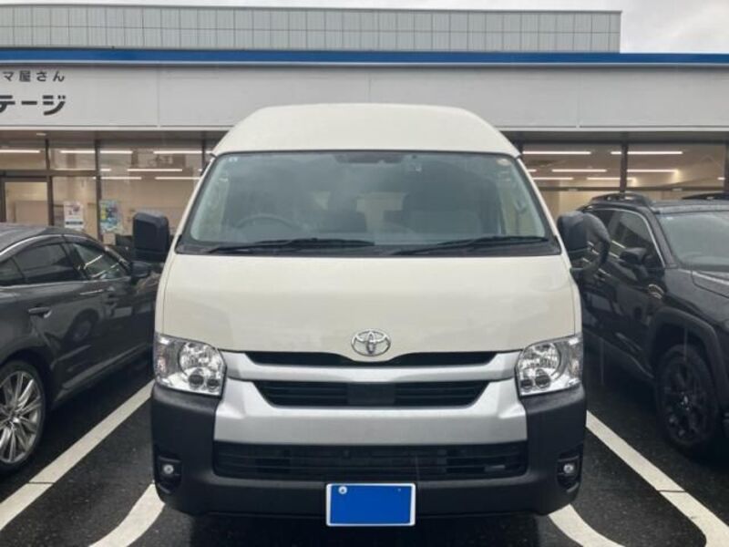 TOYOTA HIACE COMMUTER