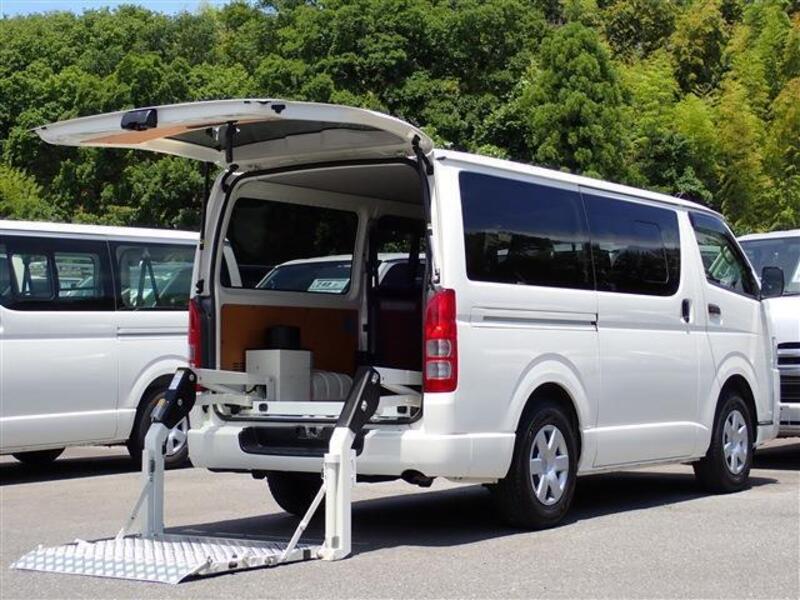 TOYOTA HIACE VAN