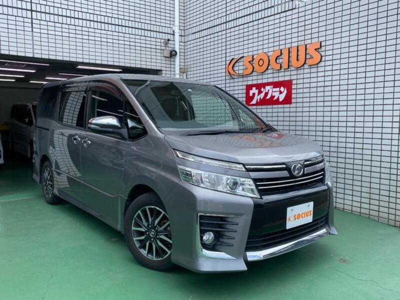 TOYOTA VOXY