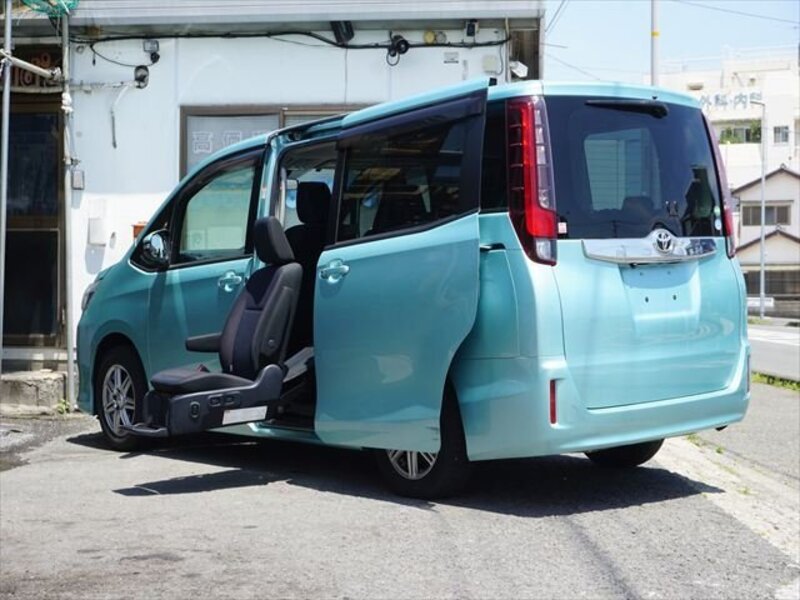 TOYOTA NOAH