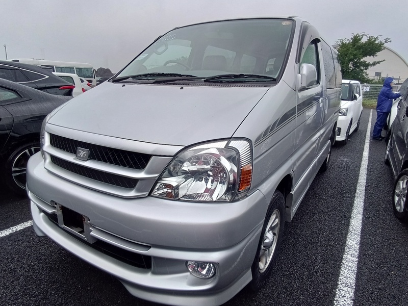 TOYOTA HIACE