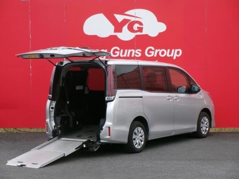 TOYOTA NOAH