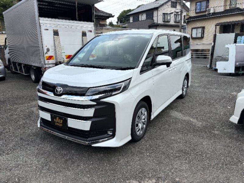 TOYOTA NOAH
