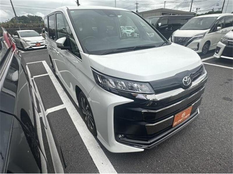 TOYOTA NOAH