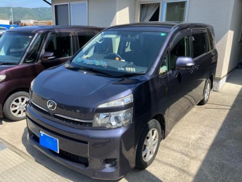 TOYOTA VOXY