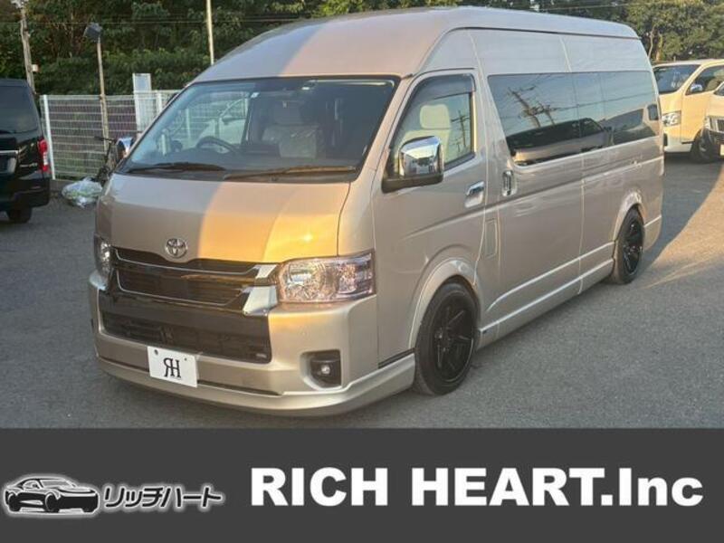 TOYOTA HIACE COMMUTER