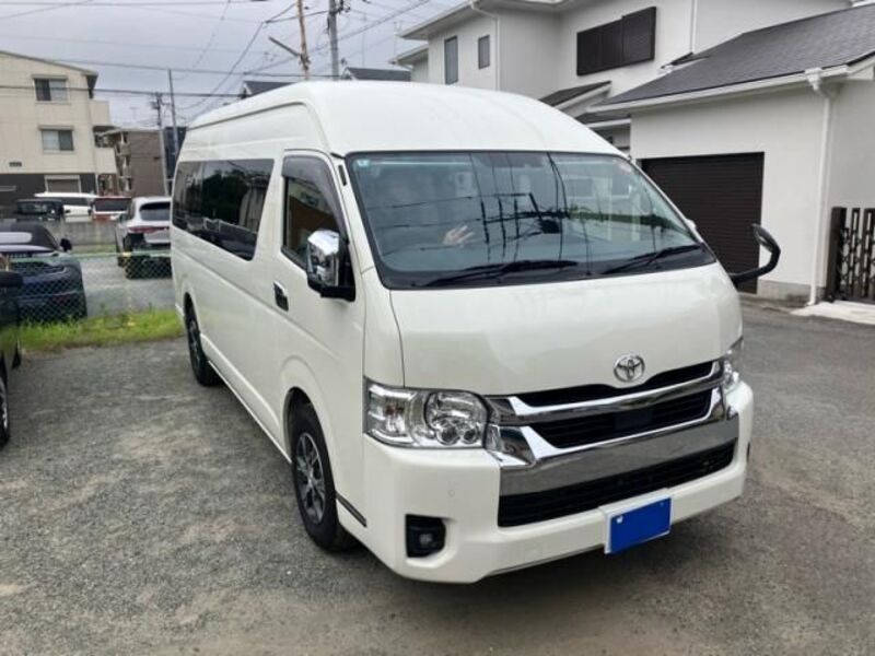 TOYOTA HIACE COMMUTER