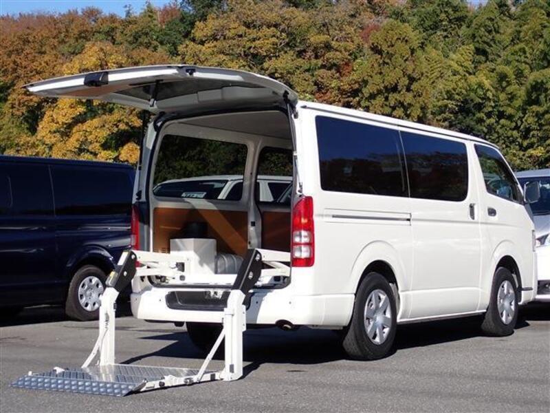 TOYOTA HIACE VAN