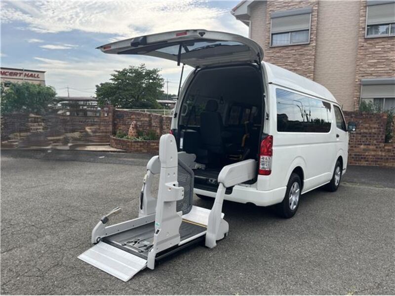 TOYOTA HIACE VAN