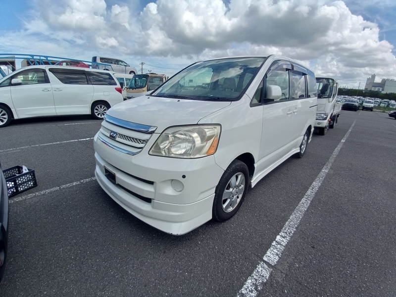 TOYOTA NOAH