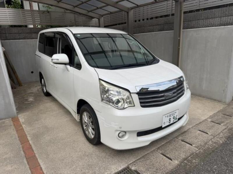 TOYOTA NOAH