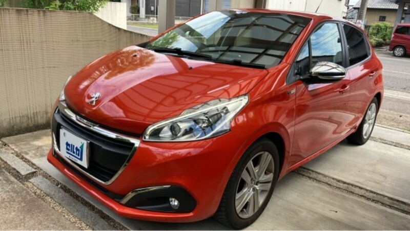 PEUGEOT 208