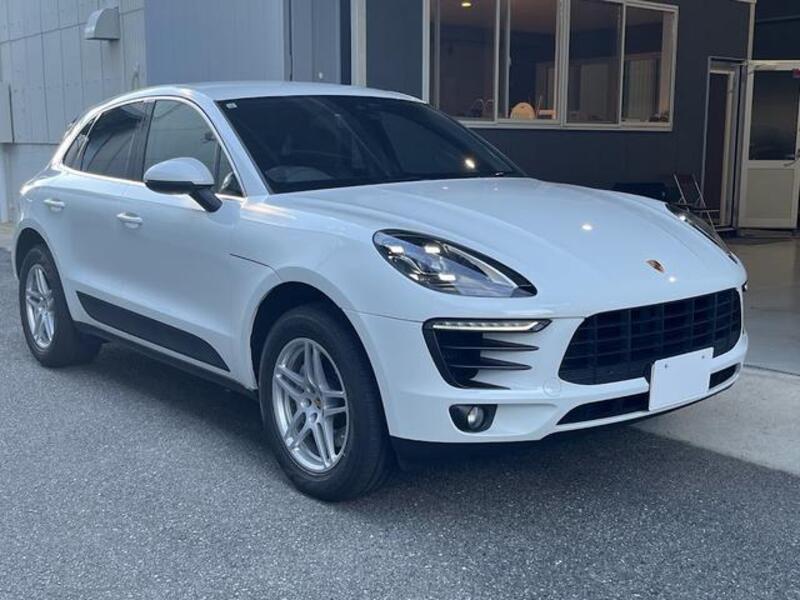PORSCHE MACAN