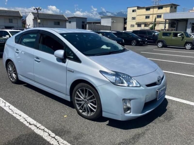 TOYOTA PRIUS