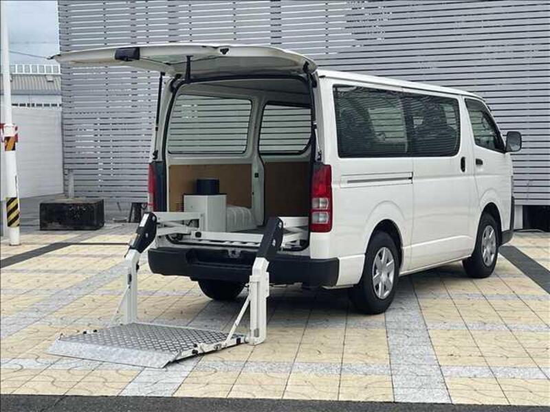 TOYOTA HIACE VAN