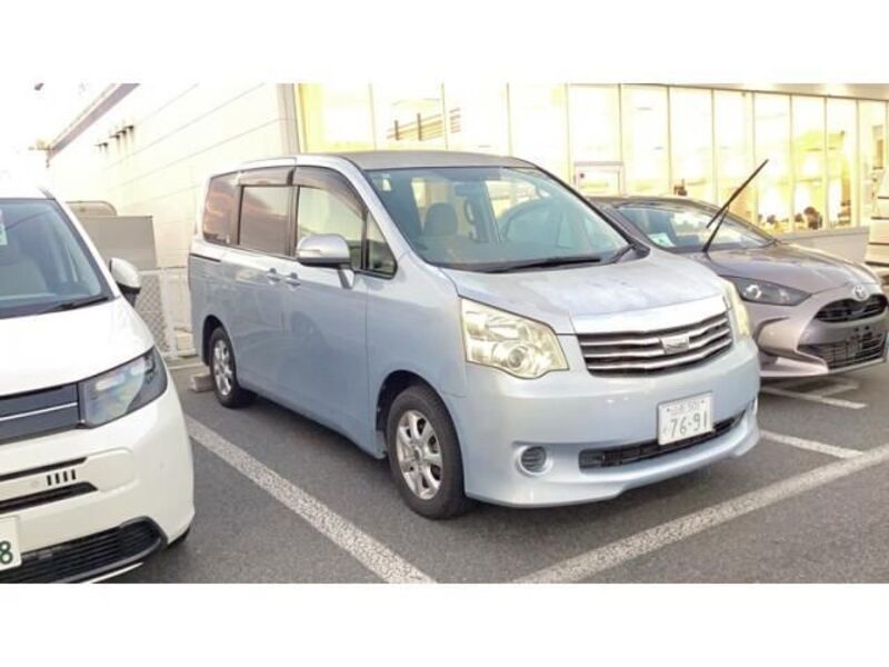TOYOTA NOAH