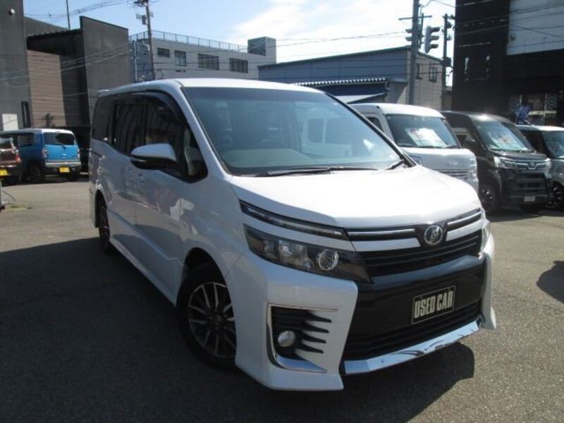 TOYOTA VOXY