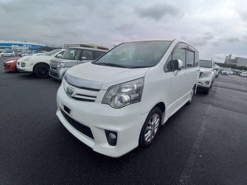 TOYOTA NOAH