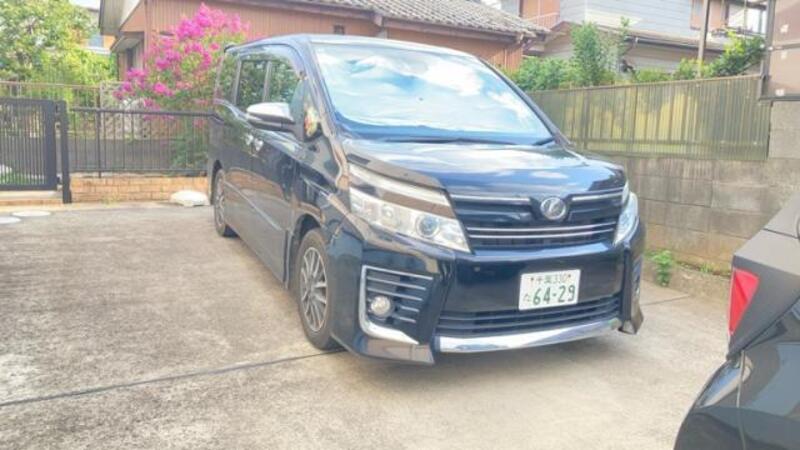 TOYOTA VOXY